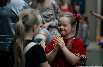 Запись прямого эфира “Воображение, фантазия, игра ребенка с синдромом Дауна. Часть 2: работа с образами и смыслами в играх” 2023.11.28